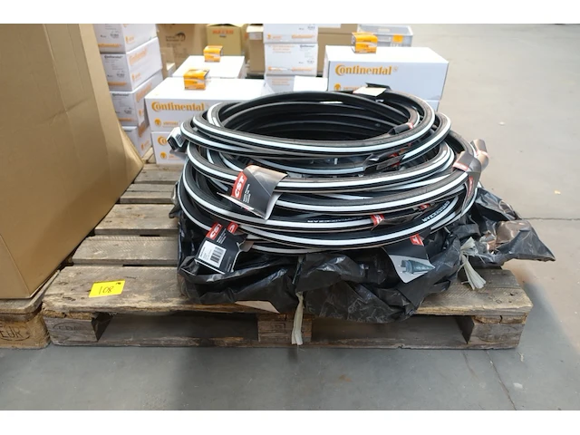 Pallet buitenbanden cst - afbeelding 1 van  3