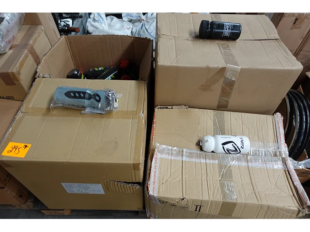 Pallet diverse drinkbidons - afbeelding 1 van  5