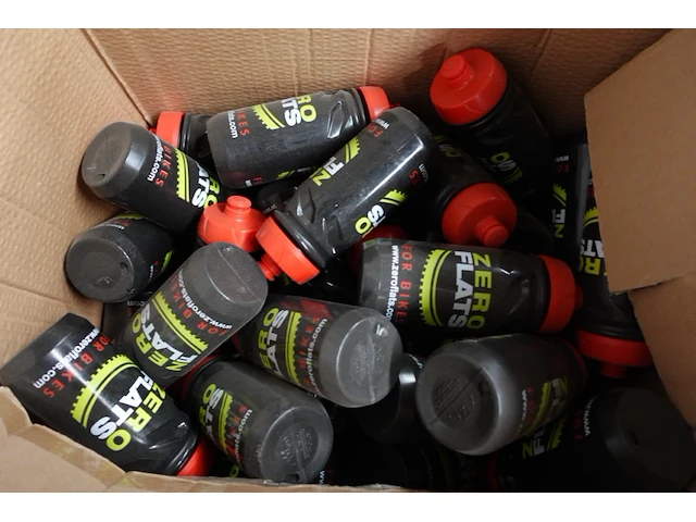 Pallet diverse drinkbidons - afbeelding 2 van  5