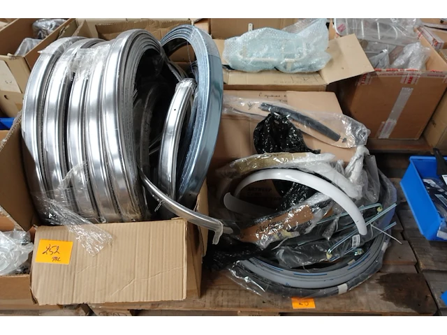 Pallet diverse fietsonderdelen - afbeelding 1 van  4
