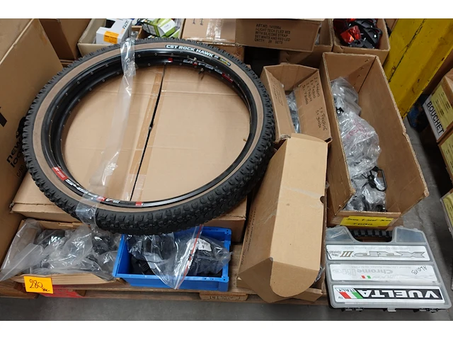 Pallet diverse fietsonderdelen - afbeelding 1 van  9