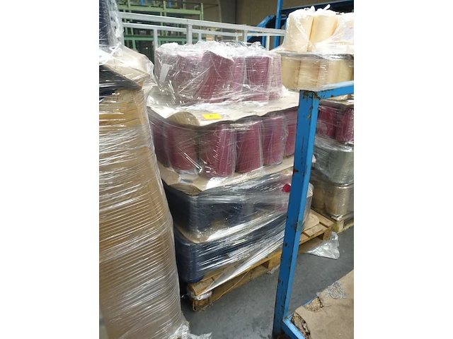Pallet diverse garen - afbeelding 1 van  2