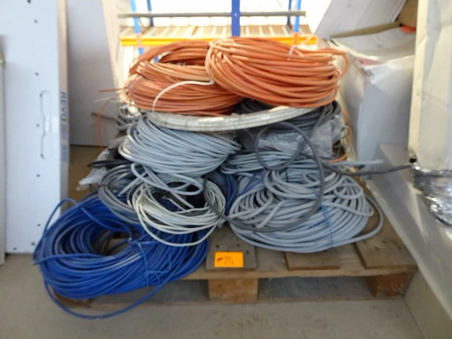 Pallet diverse kabels - afbeelding 1 van  2