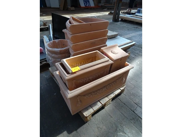 Pallet diverse kunststof bloempotten - afbeelding 1 van  5