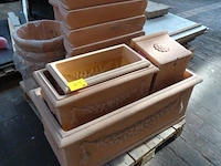Pallet diverse kunststof bloempotten - afbeelding 1 van  5