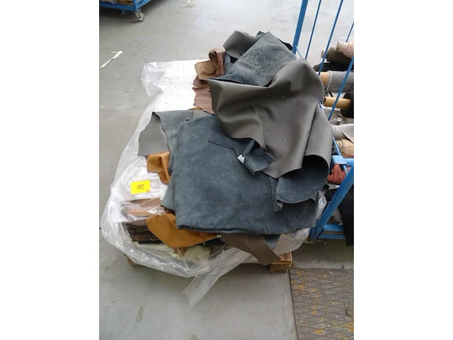 Pallet diverse leder vellen - afbeelding 1 van  7
