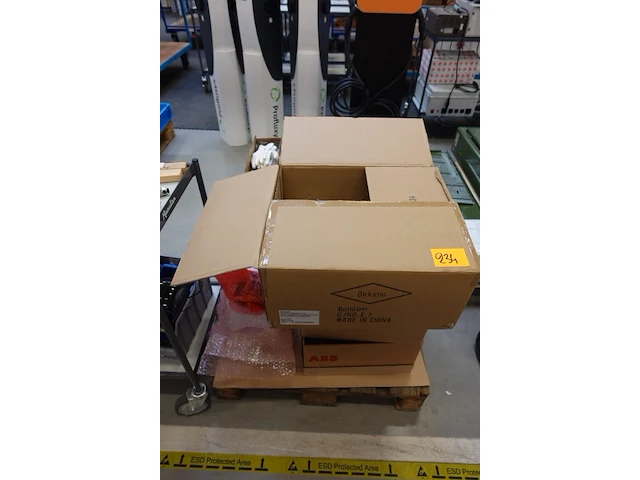 Pallet diverse onderdelen voor laadpaalproductie - afbeelding 1 van  10