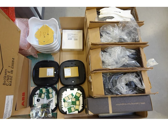 Pallet diverse onderdelen voor laadpaalproductie - afbeelding 3 van  10