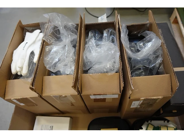 Pallet diverse onderdelen voor laadpaalproductie - afbeelding 9 van  10