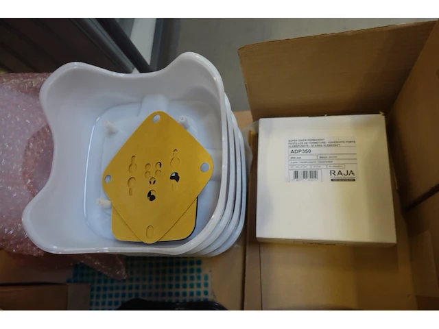 Pallet diverse onderdelen voor laadpaalproductie - afbeelding 10 van  10