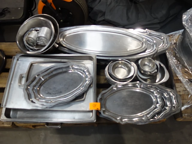 Pallet diverse rvs opdienschalen - afbeelding 1 van  7