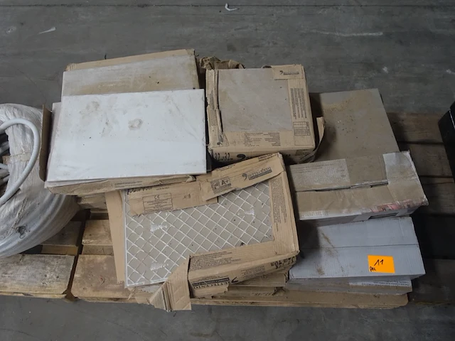 Pallet diverse tegels - afbeelding 1 van  8