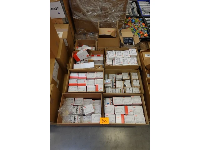 Pallet diverse zekeringen abb - afbeelding 1 van  18