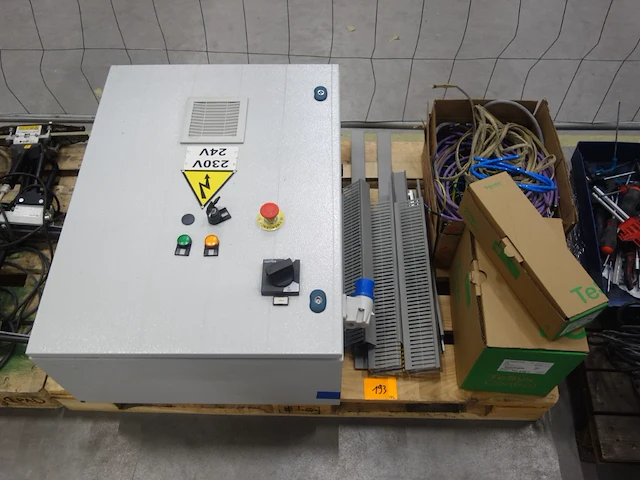 Pallet elektriciteitstoebehoren - afbeelding 1 van  3