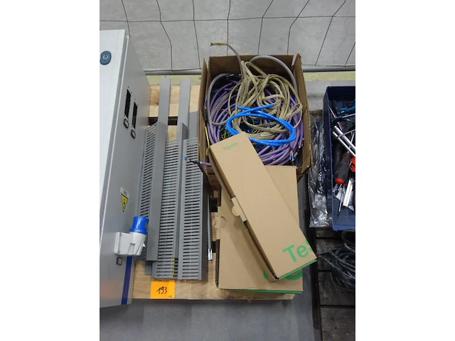 Pallet elektriciteitstoebehoren - afbeelding 2 van  3