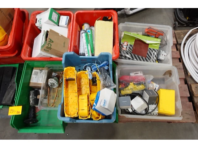 Pallet elektriciteitstoebehoren - afbeelding 1 van  4