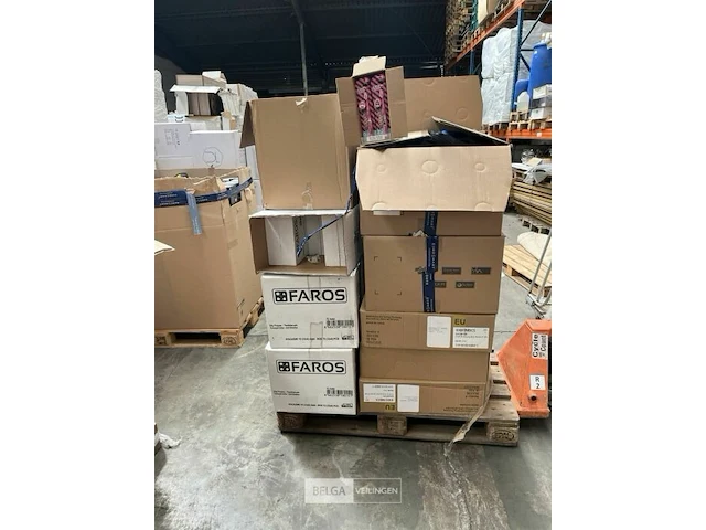 Pallet gsm-houders, kledij en kinder tandenborstels - afbeelding 1 van  4