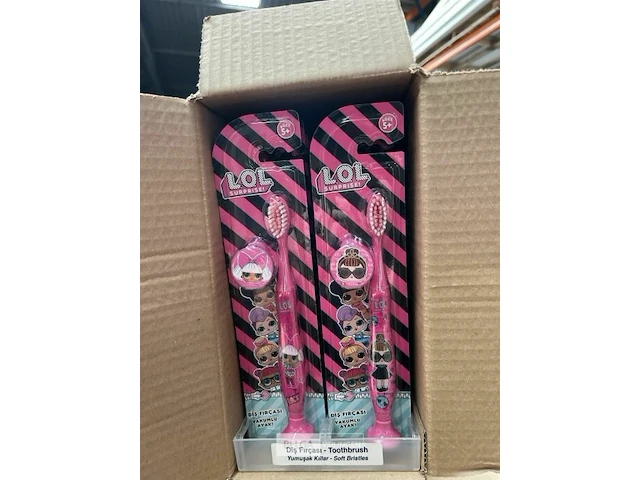 Pallet gsm-houders, kledij en kinder tandenborstels - afbeelding 2 van  4