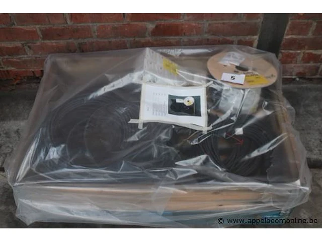 Pallet inhoudend divers elektramateriaal wo. kabel, lusterklemmen - afbeelding 1 van  3