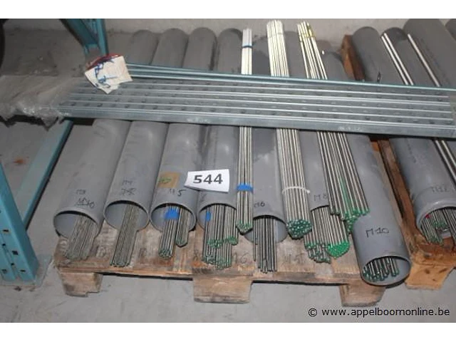 Pallet inhoudend diverse draadstangen - afbeelding 1 van  1