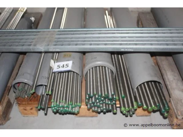 Pallet inhoudend diverse draadstangen - afbeelding 1 van  1