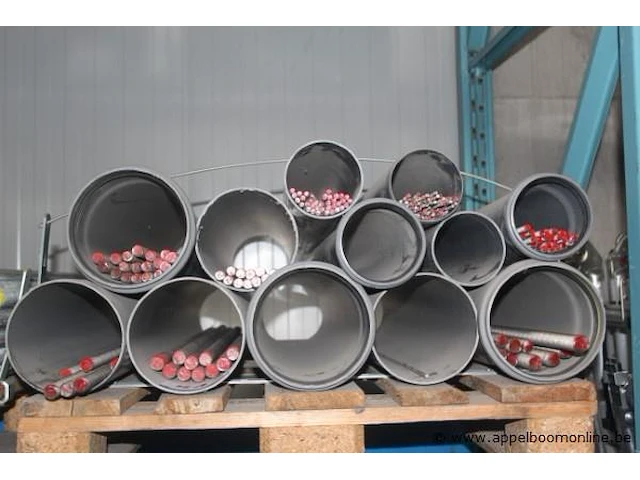 Pallet inhoudend diverse draadstangen - afbeelding 1 van  1