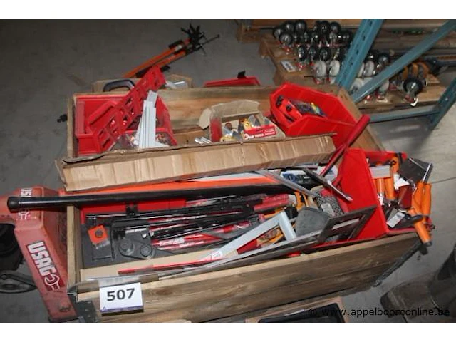 Pallet inhoudend diverse handgereedschappen wo. truwelen, sponsen, plamuurmessen - afbeelding 1 van  5