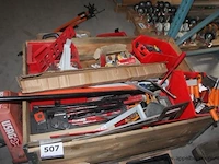 Pallet inhoudend diverse handgereedschappen wo. truwelen, sponsen, plamuurmessen - afbeelding 1 van  5