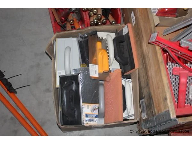 Pallet inhoudend diverse handgereedschappen wo. truwelen, sponsen, plamuurmessen - afbeelding 2 van  5