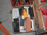 Pallet inhoudend diverse handgereedschappen wo. truwelen, sponsen, plamuurmessen - afbeelding 2 van  5