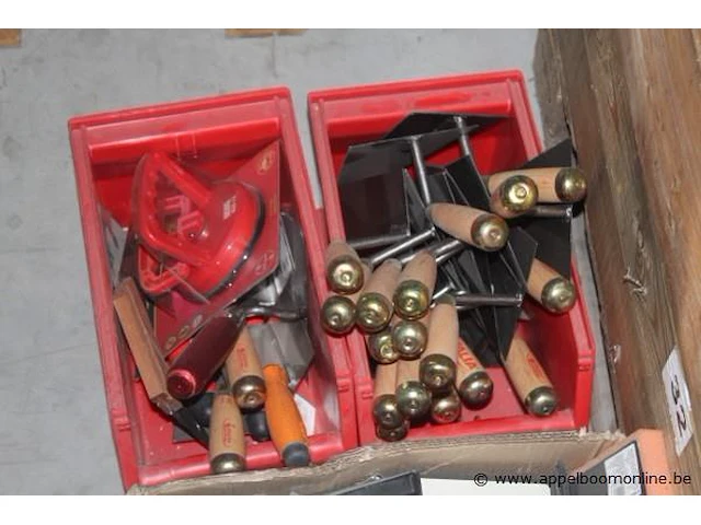 Pallet inhoudend diverse handgereedschappen wo. truwelen, sponsen, plamuurmessen - afbeelding 3 van  5