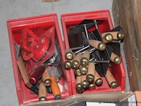 Pallet inhoudend diverse handgereedschappen wo. truwelen, sponsen, plamuurmessen - afbeelding 3 van  5