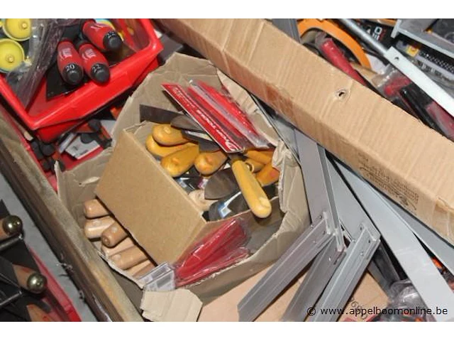 Pallet inhoudend diverse handgereedschappen wo. truwelen, sponsen, plamuurmessen - afbeelding 4 van  5