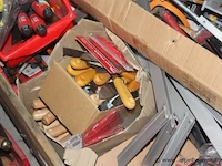 Pallet inhoudend diverse handgereedschappen wo. truwelen, sponsen, plamuurmessen - afbeelding 4 van  5