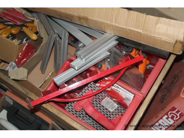 Pallet inhoudend diverse handgereedschappen wo. truwelen, sponsen, plamuurmessen - afbeelding 5 van  5
