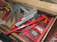 Pallet inhoudend diverse handgereedschappen wo. truwelen, sponsen, plamuurmessen - afbeelding 5 van  5