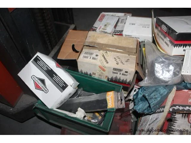 Pallet inhoudend diverse kettingen voor kettingzaag wo. oregon - afbeelding 5 van  5