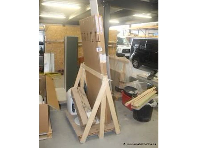 Pallet inhoudend diverse sanitaire benodigdheden - afbeelding 1 van  3