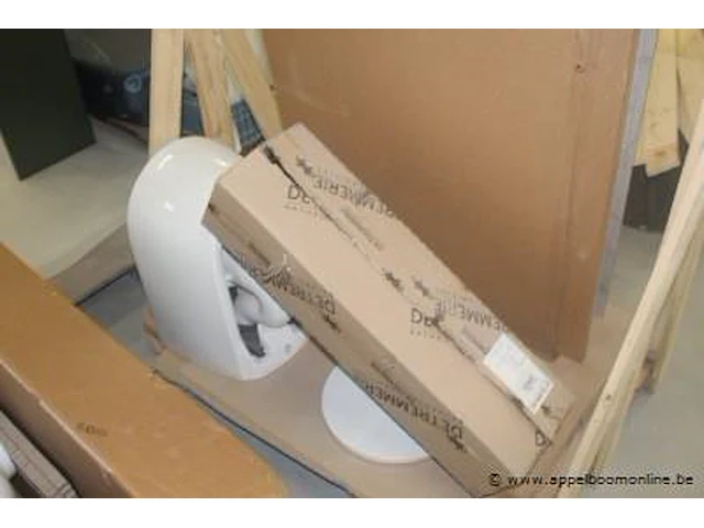 Pallet inhoudend diverse sanitaire benodigdheden - afbeelding 2 van  3