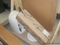 Pallet inhoudend diverse sanitaire benodigdheden - afbeelding 2 van  3
