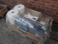 Pallet inhoudend diverse wo. tapbouten, poetspapier, verf - afbeelding 1 van  4