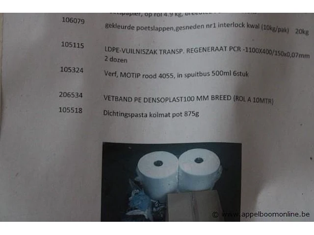Pallet inhoudend diverse wo. tapbouten, poetspapier, verf - afbeelding 3 van  4