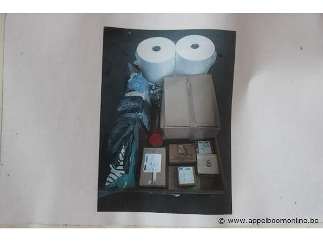 Pallet inhoudend diverse wo. tapbouten, poetspapier, verf - afbeelding 4 van  4