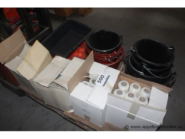 Pallet inhoudend diverse, wo. wikkelfolie, emmers, etc - afbeelding 1 van  2