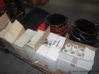 Pallet inhoudend diverse, wo. wikkelfolie, emmers, etc - afbeelding 1 van  2