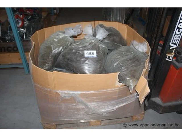 Pallet inhoudend diverse zakken veegpoeder - afbeelding 1 van  3