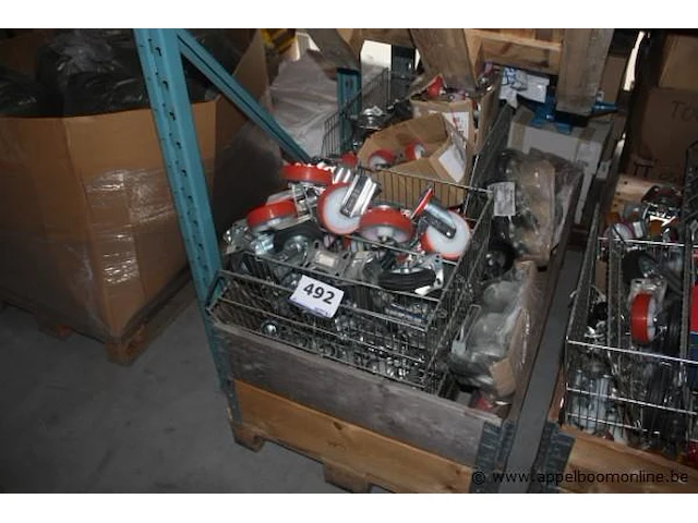 Pallet inhoudend diverse zwenkwielen - afbeelding 1 van  4
