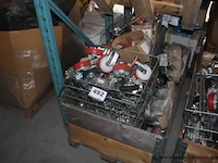 Pallet inhoudend diverse zwenkwielen - afbeelding 1 van  4
