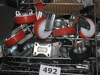 Pallet inhoudend diverse zwenkwielen - afbeelding 2 van  4