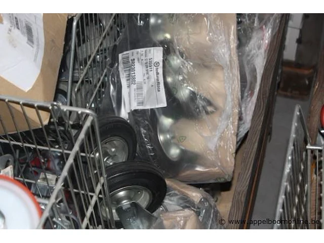 Pallet inhoudend diverse zwenkwielen - afbeelding 3 van  4